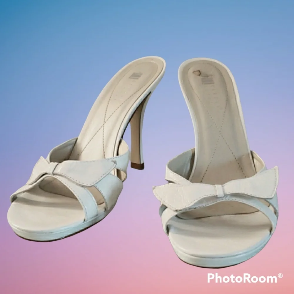 CL Carol Little White Ribbon Detail Leather Slides. Made in Brazil.